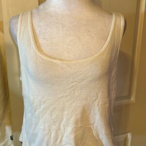 White tank top just a regular tank
Pre loved perfect condition
